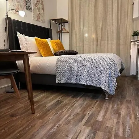Studio Avenue De Paris A Daire Versay